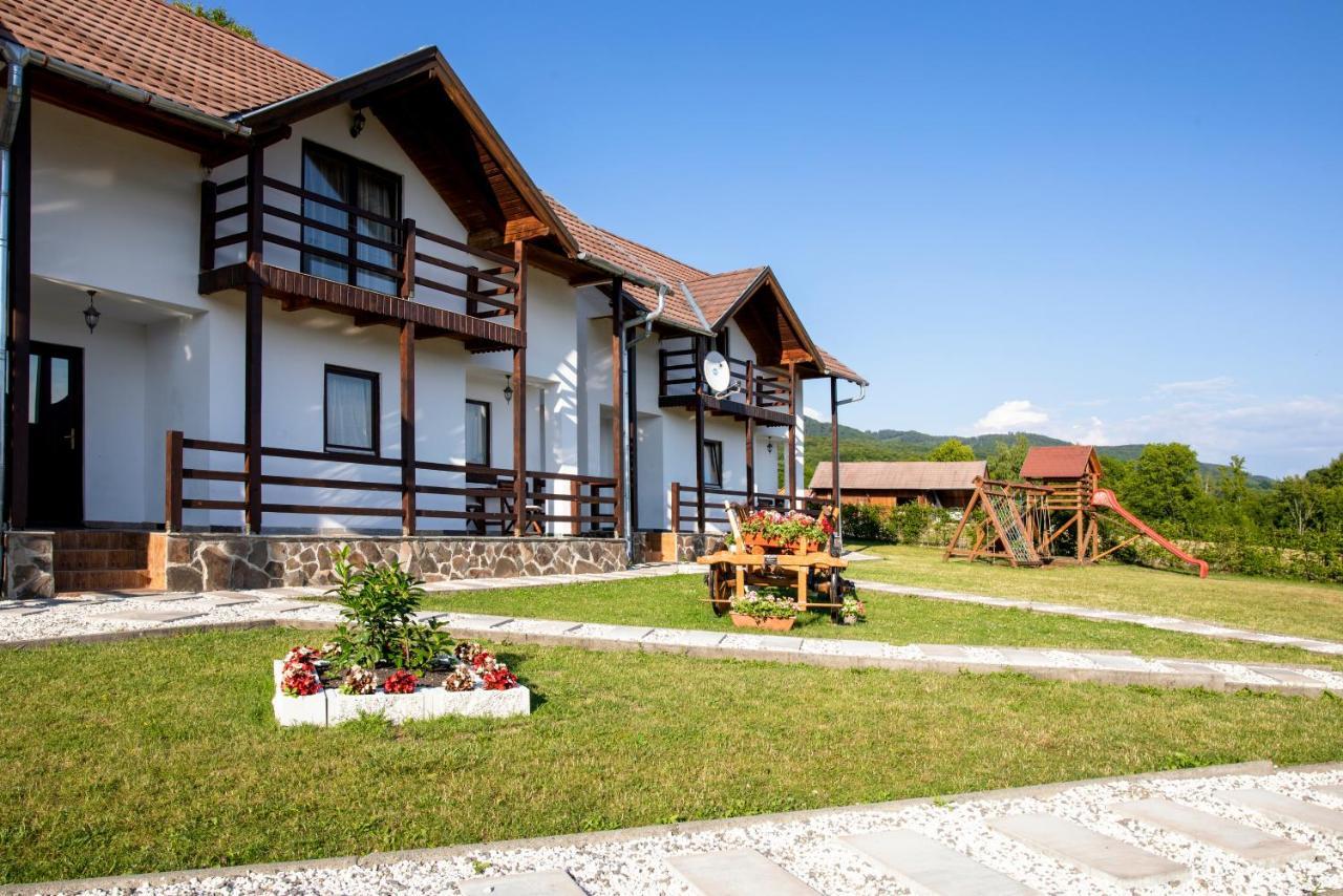 Pallos Apartments Совата Екстериор снимка