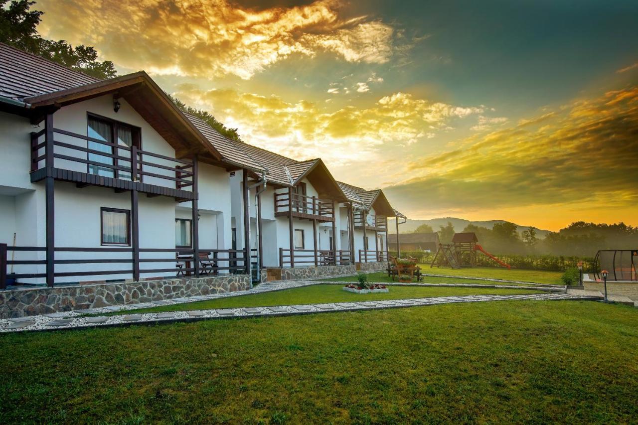 Pallos Apartments Совата Екстериор снимка