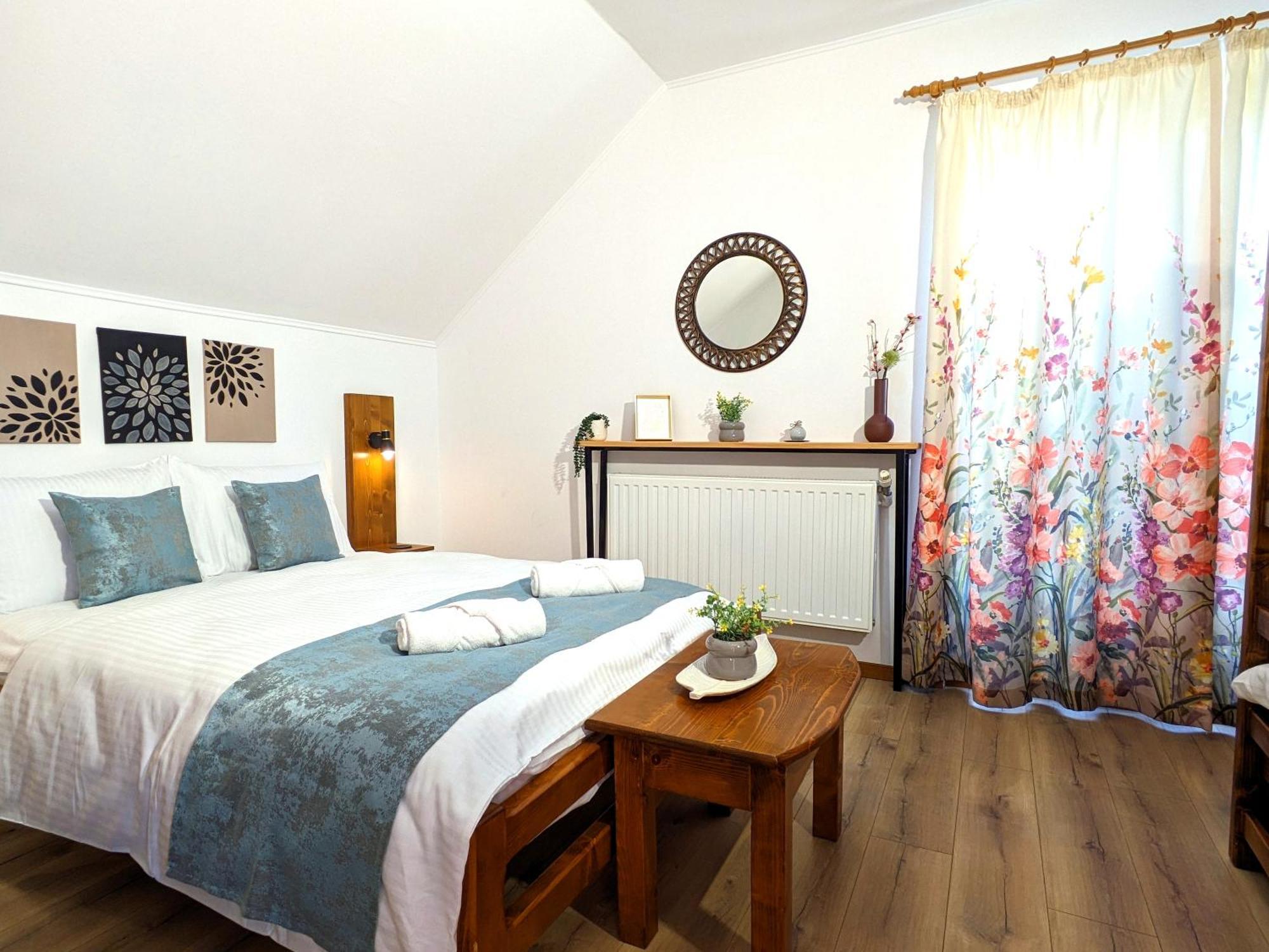 Pallos Apartments Совата Екстериор снимка