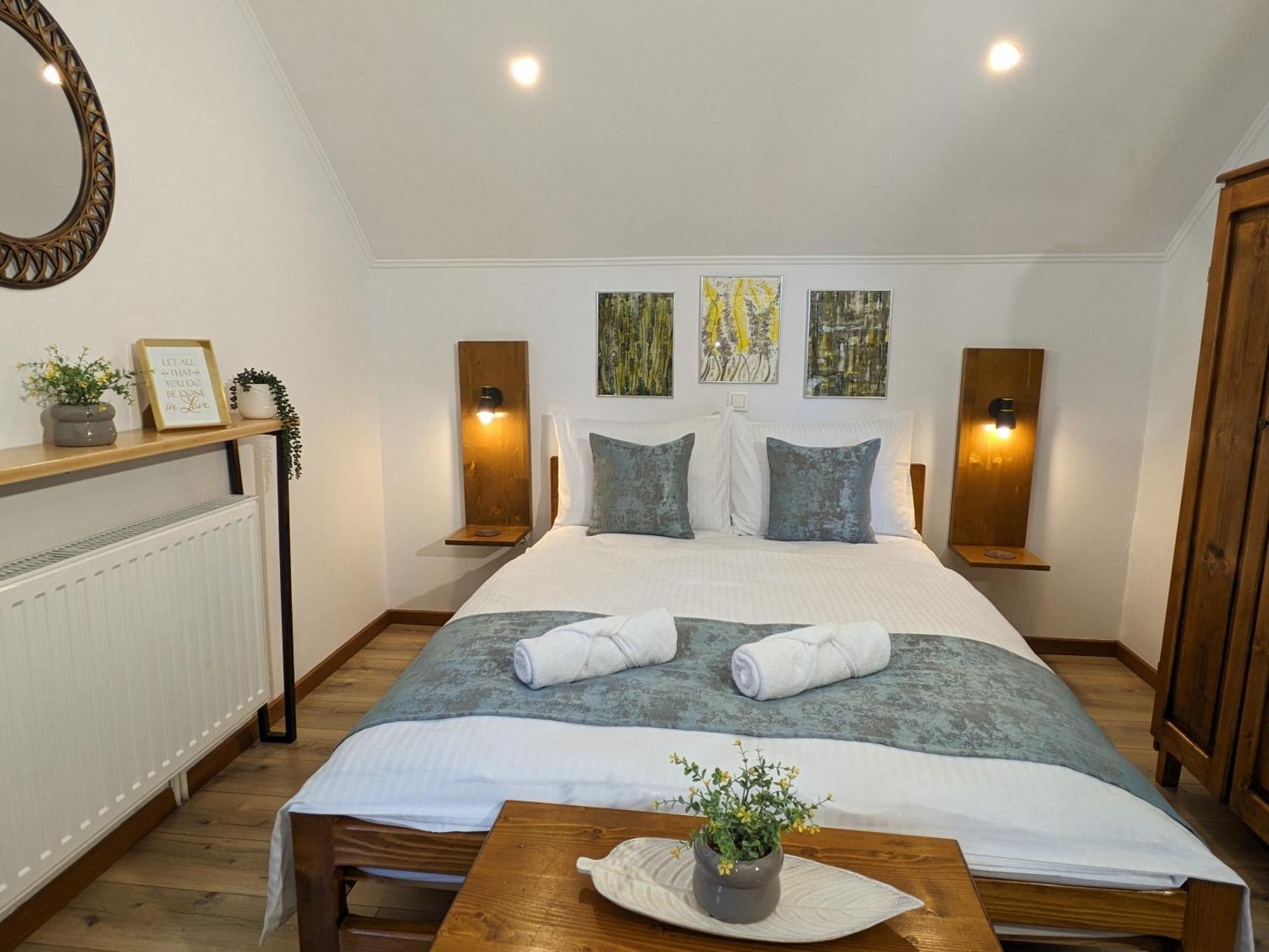 Pallos Apartments Совата Екстериор снимка